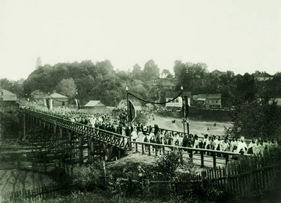 3.Крестный ход со св. мощами на Красном мосту. Шествие духовенства. Фото 22 мая 1910 г.